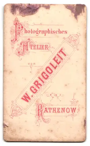 Fotografie W. Grigoleit, Rathenow, Portrait süsses Mädchen im niedlichen Kleidchen