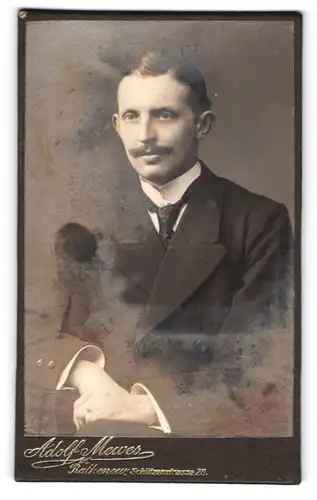 Fotografie Adolf Mewes, Rathenow, Schützenstr. 28, Portrait charmanter Mann mit Schnurrbart im Jackett