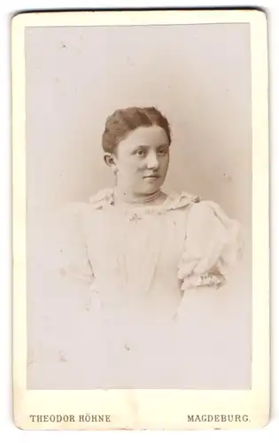 Fotografie Theodor Höhne, Magdeburg, Ullrichstr. 18, Portrait brünettes Mädchen mit Perlenhalskette