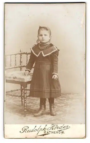 Fotografie Rudolph Hörder, Rathenow, Bahnhofstr., Portrait niedliches Mädchen mit Haarband im hübschen Kleidchen