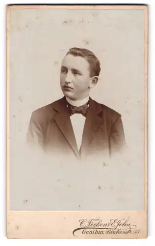 Fotografie C. Feeken & E. John, Genthin, Parchenstr. 35, Portrait junger Mann mit Fliege im Jackett