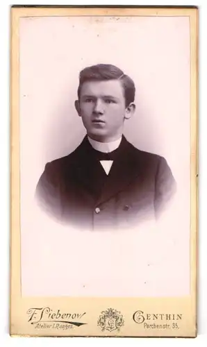Fotografie F. Liebenow, Genthin, Parchenstr. 35, Portrait junger Mann mit Fliege im Jackett
