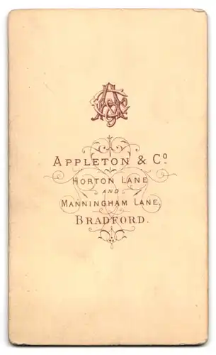 Fotografie Appleton & Co., Bradford, Horton Lane, Portrait junger Mann mit lockigem Haar