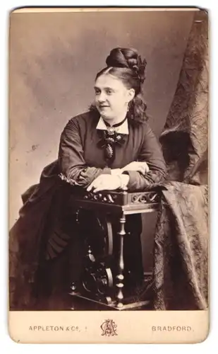 Fotografie Appleton & Co., Bradford, Horton Lane, Portrait schönes Fräulein mit Flechtdutt