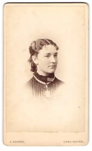 Fotografie J. Cooper, Darlington, Portrait schönes Fräulein mit eleganter Halskette