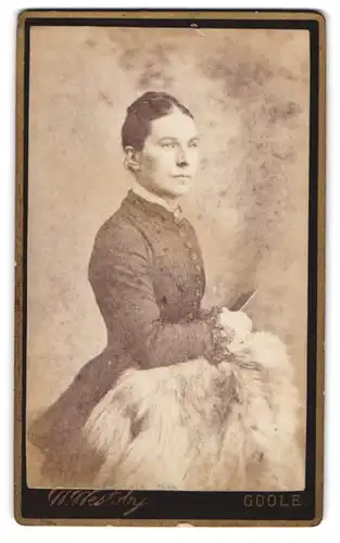 Fotografie W. Westoby, Goole, St. John St., Portrait schöne junge Frau im prachtvollen Kleid