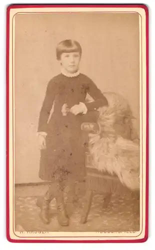 Fotografie H. Krüger, Huddersfield, Northumberland St., Portrait niedliches Mädchen mit Nelken in der Hand