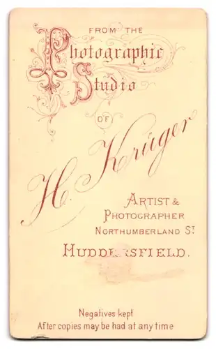 Fotografie H. Krüger, Huddersfield, Northumberland St., Portrait niedliches Mädchen mit Nelken in der Hand