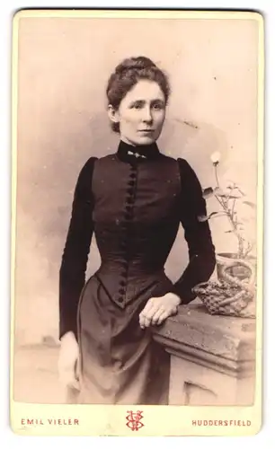 Fotografie Emil Vieler, Huddersfield, King Street, bildschöne junge Frau im eleganten Kleid