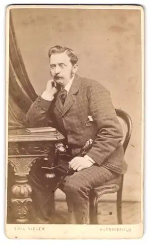 Fotografie Emil Vieler, Huddersfield, King Street, Portrait stattlicher Mann im karierten Anzug