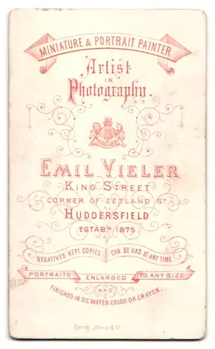 Fotografie Emil Vieler, Huddersfield, King Street, Portrait einer elegant gekleideten Frau