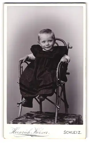 Fotografie Heinrich Körner, Schleiz, Poststrasse 16, Portrait süsses Kleinkind auf einem Kinderstuhl