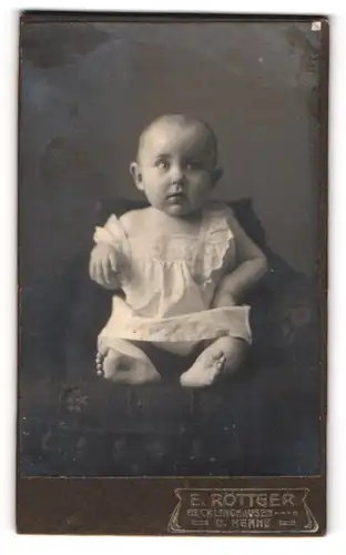 Fotografie E. Röttger, Recklinghausen, am Königswall, Portrait süsses Baby im weissen Kleidchen