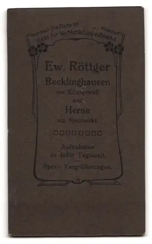 Fotografie E. Röttger, Recklinghausen, am Königswall, Portrait süsses Baby im weissen Kleidchen