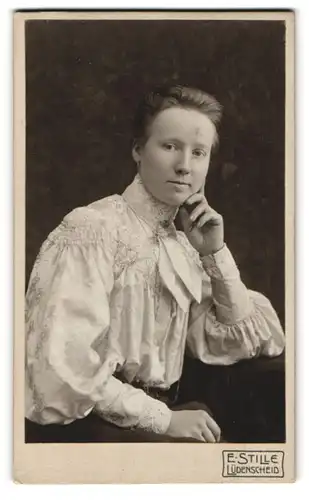 Fotografie E. Stille, Lüdenscheid, Portrait Elfriede Rüggeberg in weisser bestickter Blude