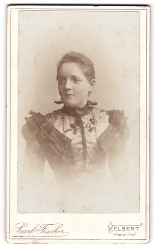 Fotografie Carl Fischer, Velbert, Wiener-Hof, Portrait junge Frau in prachtvoller Bluse