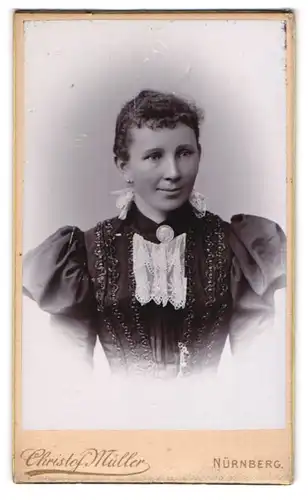 Fotografie Christof Müller, Nürnberg, Deutschherrnstr. 3, Portrait charmant lächelndes Fräulein in prachtvoller Bluse