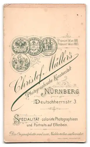 Fotografie Christof Müller, Nürnberg, Deutschherrnstr. 3, Portrait charmant lächelndes Fräulein in prachtvoller Bluse