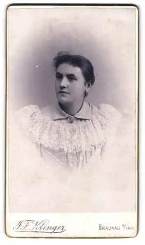 Fotografie J. F. Klinger, Braunau a. Inn, Ringstr. 23, Portrait dunkelhaariges Fräulein in gerüschter Bluse