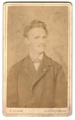 Fotografie R. Schade, Alexandersbad, Portrait charmanter junger Mann mit Schnurrbart
