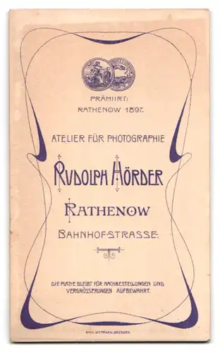 Fotografie Rudolph Hörder, Rathenow, Bahnhofstrasse, Portrait brünettes Fräulein mit Brosche am Blusenkragen