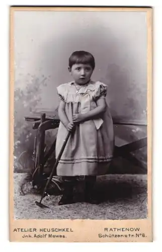 Fotografie Atelier Heuschkel, Rathenow, Schützenstr. 6, Portrait niedliches Mädchen im Kleidchen