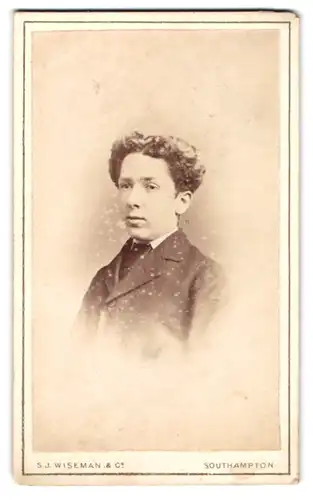 Fotografie S. J. Wisemann & Co., Southampton, 15, Above Bar, Portrait charmanter junger Mann im Jackett