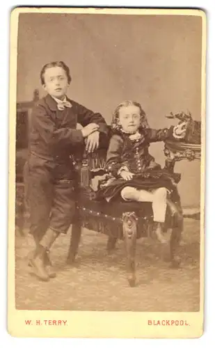 Fotografie W. H. Terry, Blackpool, South Pier, Portrait niedliches Kinderpaar in hübscher Kleidung