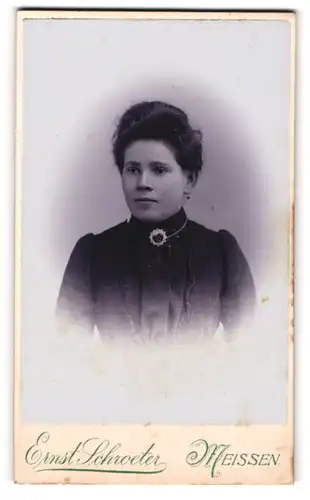 Fotografie Ernst Schroeter, Meissen, Obergasse 597, Portrait dunkelhaarige Frau mit Brosche am Blusenkragen