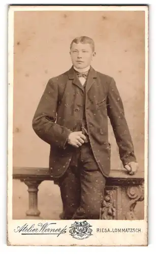 Fotografie Atelier Werner, Riesa, Kastanienstr. 81, Portrait junger charmanter Mann im Anzug