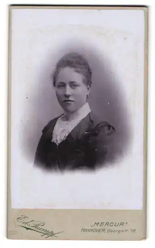 Fotografie Ed. Rumpf, Hannover, Georgstr. 18, Portrait bildschöne junge Frau in prachtvoller Bluse