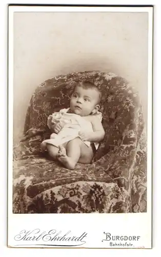 Fotografie Karl Ehrhardt, Burgdorf, Bahnhofstr., Portrait Baby im weissen Hemdchen