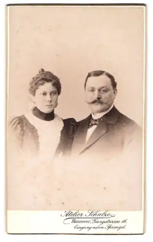 Fotografie Atelier Schulze, Hannover, Georgstr. 16, Portrait eines elegant gekleideten Paares