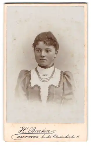 Fotografie H. Barten, Hannover, An der Christuskirche 11, Portrait bildschönes Fräulein mit elegantem Halsschmuck