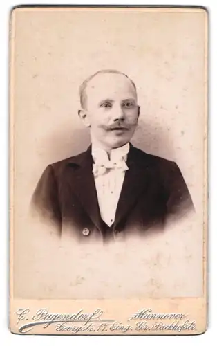 Fotografie C. Pagendorf, Hannover, Georgstr. 17, Portrait stattlicher junger Mann mit Schnurrbart