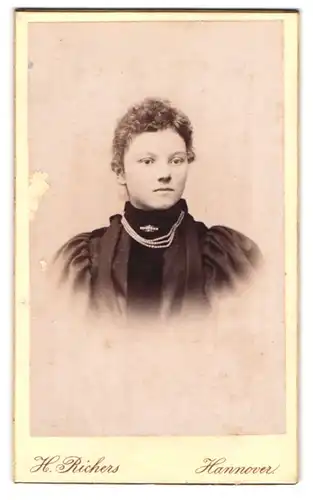 Fotografie H. Richers, Hannover, Cellerstr. 146, Portrait bildschönes Fräulein mit Perlenhalskette und Brosche