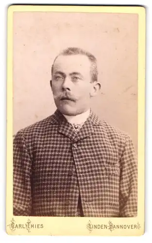 Fotografie Carl Thies, Hannover-Linden, Deisterstr. 1, Portrait stattlicher Mann mit Schnurrbart im karierten Jackett