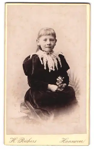 Fotografie H. Richers, Hannover, Cellerstr. 146, Portrait blondes süsses Mädchen mit Blume in der Hand