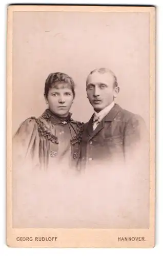 Fotografie Georg Rudloff, Hannover, Mehlstr. 5, Portrait eines elegant gekleideten Paares