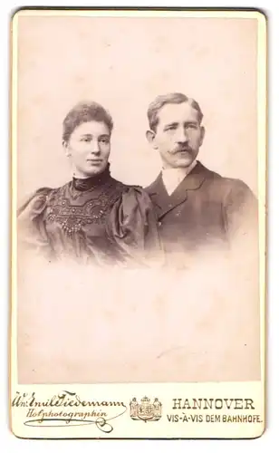 Fotografie Emil Tiedemann, Hannover, Portrait eines elegant gekleideten Paares