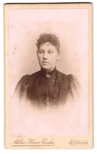 Fotografie Heinr. Cordes, Hildesheim, Zingel 36, Portrait junge Frau mit lockigem Haar