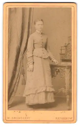 Fotografie W. Grigoleit, Rathenow, Portrait blonde junge Frau im prachtvollen Kleid