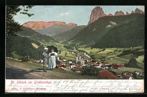 AK St. Ulrich im Grödenthal, Totale vom Berg aus gesehen, Kinder in Tracht