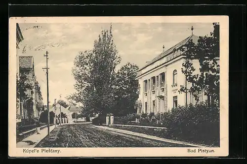 AK Bad Pistyan, Strassenpartie mit Gebäudeansicht