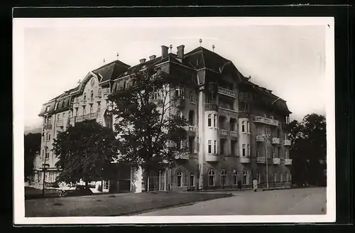 AK Trencianské Teplice, Strassenpartie mit Gebäudeansicht