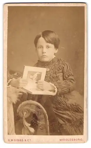 Fotografie R. W. Gibbs & Co., Middlesboro, 20 Wilson St., Portrait niedliches Mädchen hält ein Buch in der Hand