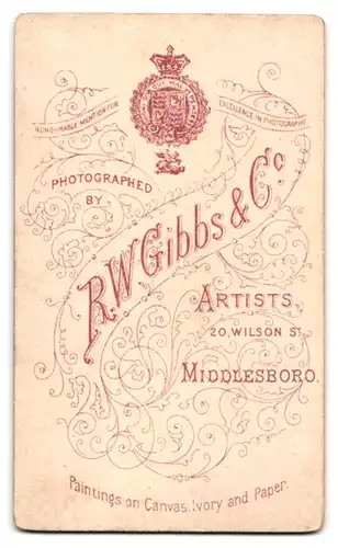 Fotografie R. W. Gibbs & Co., Middlesboro, 20 Wilson St., Portrait niedliches Mädchen hält ein Buch in der Hand