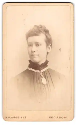 Fotografie R. W. Gibbs & Co., Middlesboro, 20 Wilson St., Portrait schöne junge Frau mit Flechtdutt