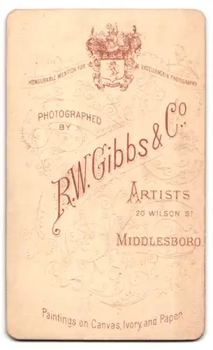 Fotografie R. W. Gibbs & Co., Middlesboro, 20 Wilson St., Portrait schöne junge Frau mit Flechtdutt