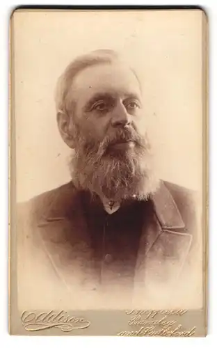 Fotografie Eddison, Barnsley, 2 Sheffield Rd., Portrait stattlicher Herr mit Vollbart